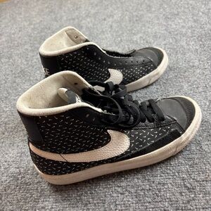 NIKE Youth Blazer Mid 77 Polka Swoosh Black/White size: 5.5 Y